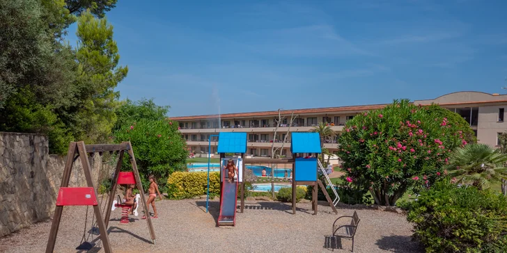 Španělská Costa Brava: příjemný hotel kousek od pláže a neomezeně bazén