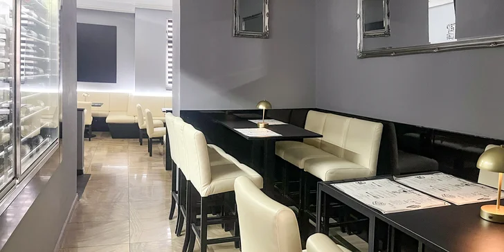Prkno pro 2 nebo 4 masožrouty: hovězí či vepřový burger, žebra, hranolky a coleslaw i nápoje