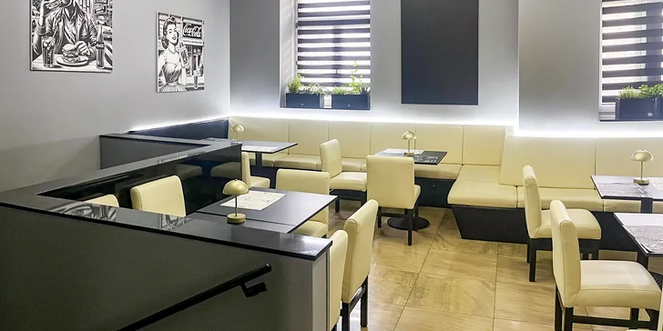 Prkno pro 2 nebo 4 masožrouty: hovězí či vepřový burger, žebra, hranolky a coleslaw i nápoje