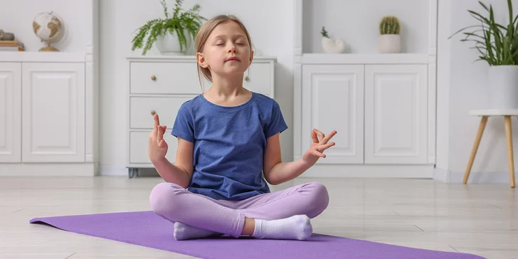 Online vzdělávací workshopy jógy pro děti: základní know-how i celodenní kurz