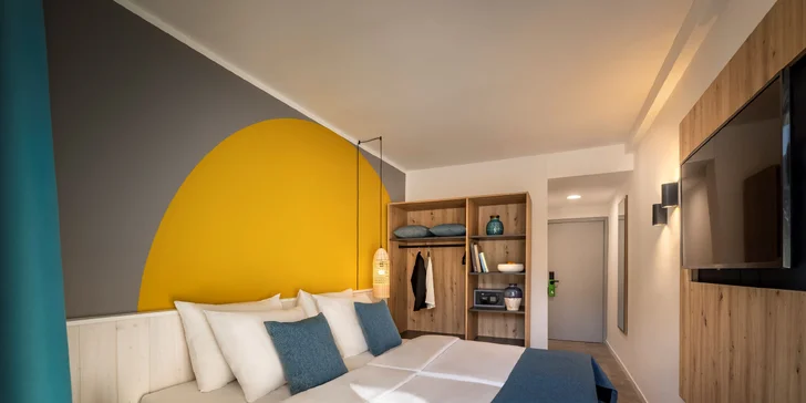 Moderní hotel v Bašce na chorvatském Krku: hned u pláže, venkovní i vnitřní bazény a polopenze plus