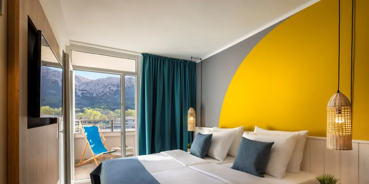Moderní hotel v Bašce na chorvatském Krku: hned u pláže, venkovní i vnitřní bazény a polopenze plus
