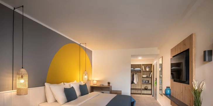 Moderní hotel v Bašce na chorvatském Krku: hned u pláže, venkovní i vnitřní bazény a polopenze plus