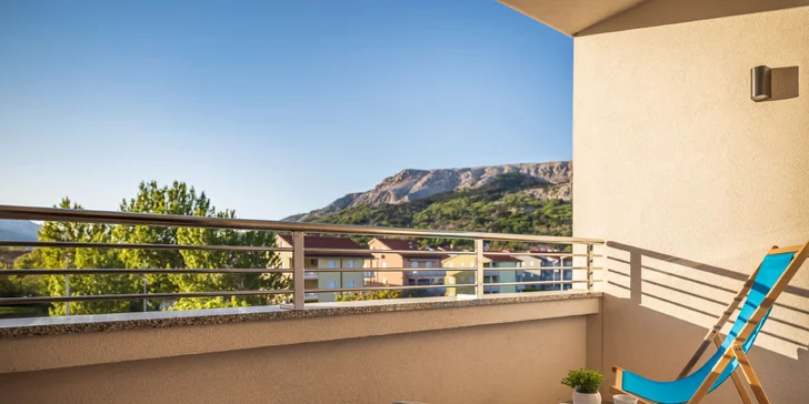 Moderní hotel v Bašce na chorvatském Krku: hned u pláže, venkovní i vnitřní bazény a polopenze plus