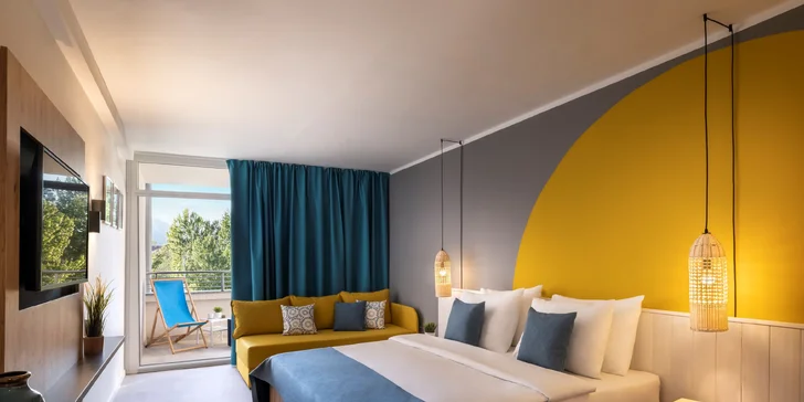 Moderní hotel v Bašce na chorvatském Krku: hned u pláže, venkovní i vnitřní bazény a polopenze plus