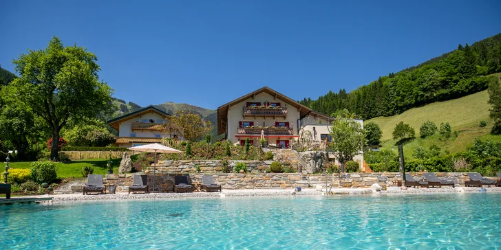 Boutique hotel v Zell am See: wellness s přírodním jezírkem, polopenze i karta výhod