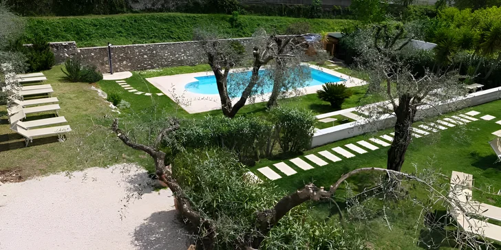 Dovolená v Itálii u jezera Lago di Garda: hotel s bazénem v olivovém háji