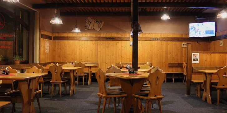 Prkno pro milovníky masa: křídla, žebra, koleno i hranolky a dipy