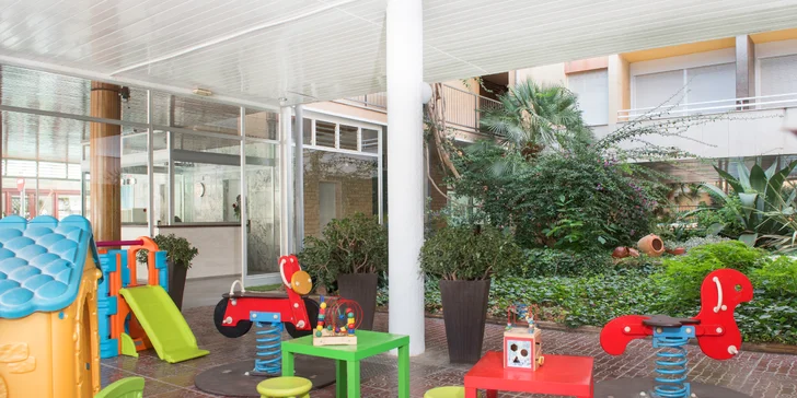 Apartmány na španělském pobřeží Costa Dorada: bazén a terasa, pláž 50 metrů