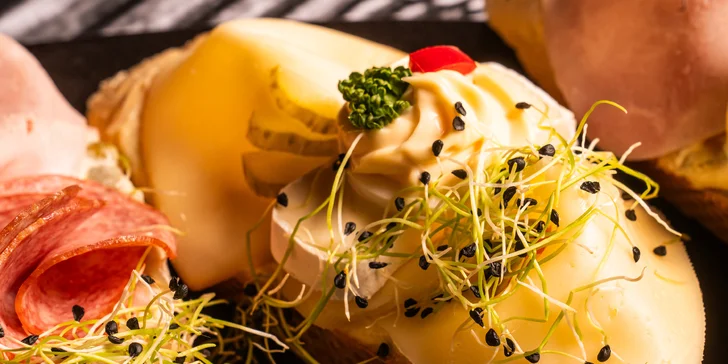Prkno se 4 druhy domácích chlebíčků v oblíbené restauraci Olymp: 4–16 ks