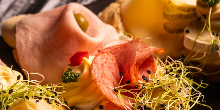Prkno se 4 druhy domácích chlebíčků v oblíbené restauraci Olymp: 4–16 ks