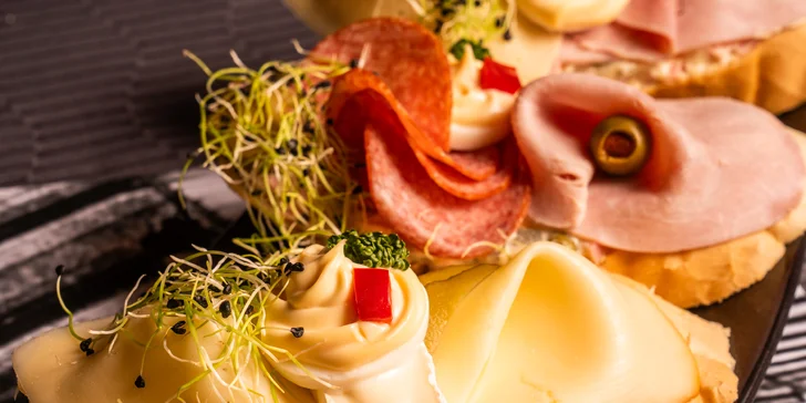 Prkno se 4 druhy domácích chlebíčků v oblíbené restauraci Olymp: 4–16 ks