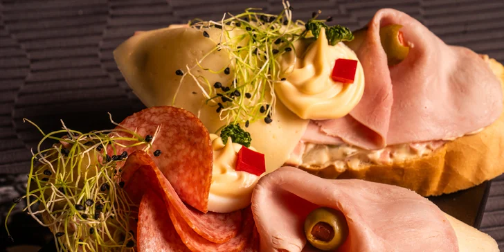 Prkno se 4 druhy domácích chlebíčků v oblíbené restauraci Olymp: 4–16 ks