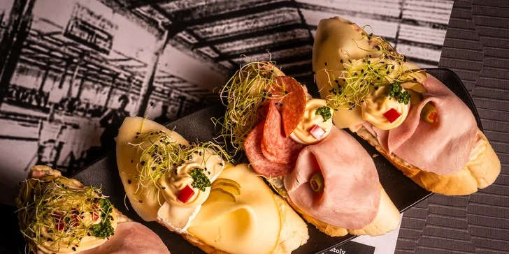 Prkno se 4 druhy domácích chlebíčků v oblíbené restauraci Olymp: 4–16 ks