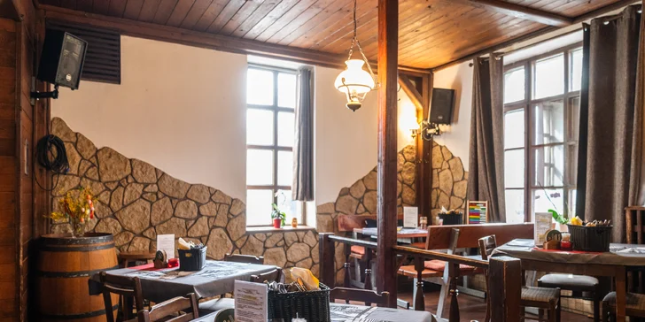Vepřové i kuřecí řízečky a křídla s hranolky a omáčkami pro 2 či 4 osoby