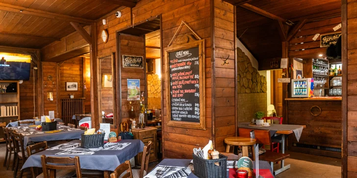 Vepřové i kuřecí řízečky a křídla s hranolky a omáčkami pro 2 či 4 osoby