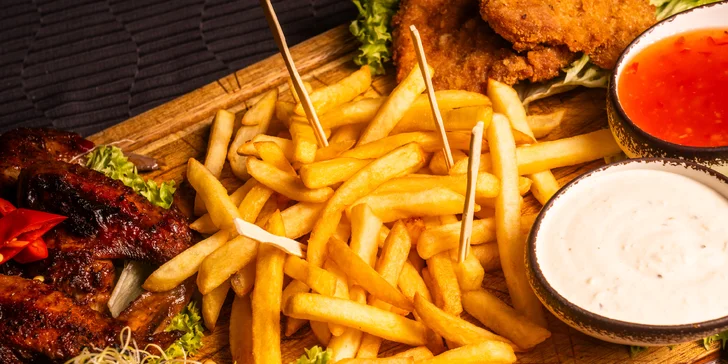 Vepřové i kuřecí řízečky a křídla s hranolky a omáčkami pro 2 či 4 osoby