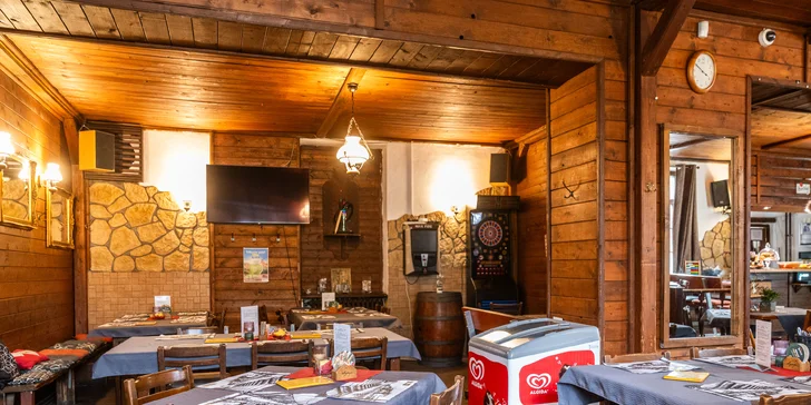 Vepřové i kuřecí řízečky a křídla s hranolky a omáčkami pro 2 či 4 osoby