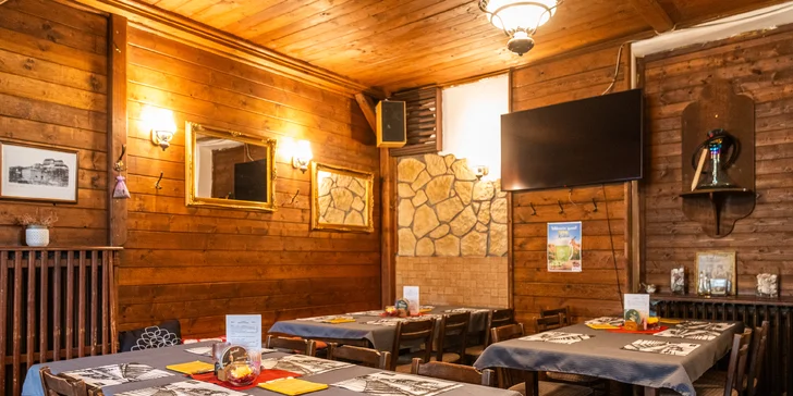 Vepřové i kuřecí řízečky a křídla s hranolky a omáčkami pro 2 či 4 osoby