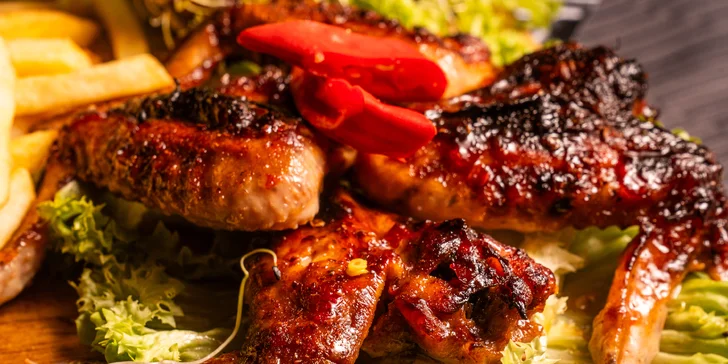 Vepřové i kuřecí řízečky a křídla s hranolky a omáčkami pro 2 či 4 osoby
