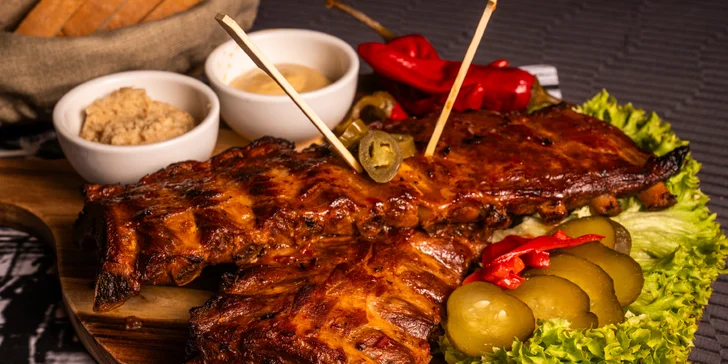 Nízká pečená žebírka na tmavém pivu s chlebem pro 2 či 4 osoby