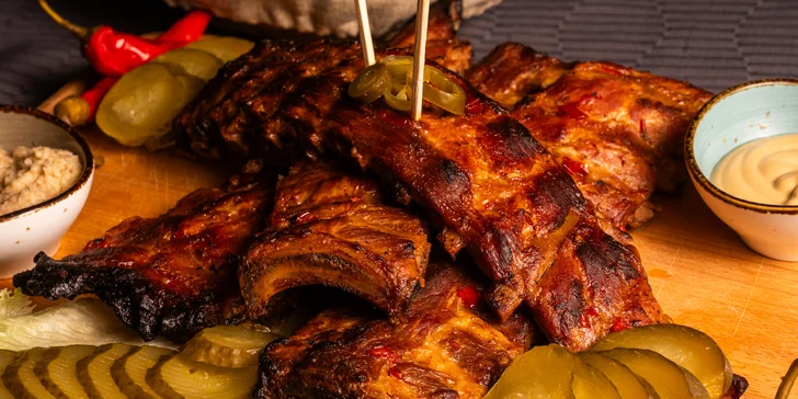 Nízká pečená žebírka na tmavém pivu s chlebem pro 2 či 4 osoby