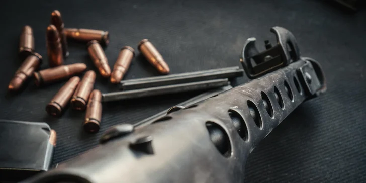 20–120 minut na střelnici: puška, revolver i samopal, vč. dozoru zkušeného instruktora