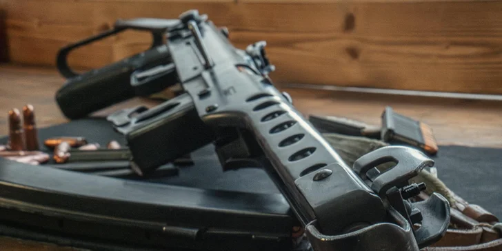 20–120 minut na střelnici: puška, revolver i samopal, vč. dozoru zkušeného instruktora