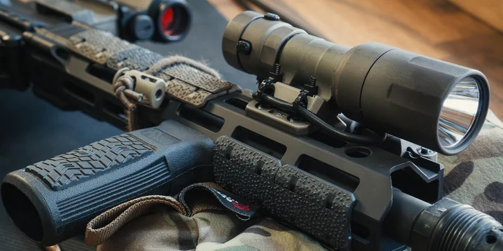 20–120 minut na střelnici: puška, revolver i samopal, vč. dozoru zkušeného instruktora