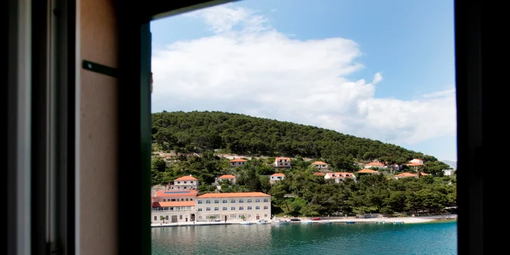 Tradiční kamenný domek na ostrově Brač: přímo u moře, s terasou a grilem