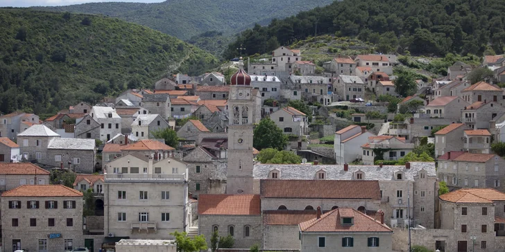 Tradiční kamenný domek na ostrově Brač: přímo u moře, s terasou a grilem