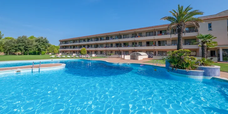 Španělská Costa Brava: příjemný hotel kousek od pláže a neomezeně bazén
