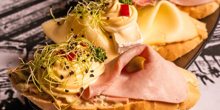 Prkno se 4 druhy domácích chlebíčků v oblíbené restauraci Olymp: 4–16 ks