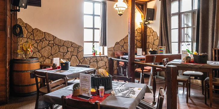 Prkno se 4 druhy domácích chlebíčků v oblíbené restauraci Olymp: 4–16 ks