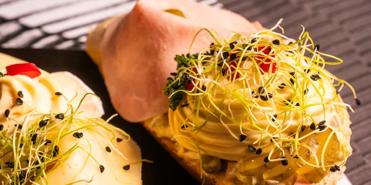 Prkno se 4 druhy domácích chlebíčků v oblíbené restauraci Olymp: 4–16 ks