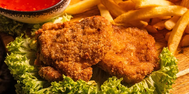 Vepřové i kuřecí řízečky a křídla s hranolky a omáčkami pro 2 či 4 osoby