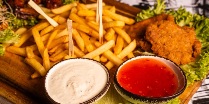 Vepřové i kuřecí řízečky a křídla s hranolky a omáčkami pro 2 či 4 osoby