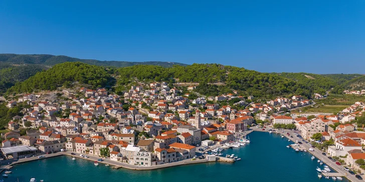 Tradiční kamenný domek na ostrově Brač: přímo u moře, s terasou a grilem