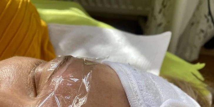 Liftingová masáž obličeje nebo kosmetické ošetření pleti pro ženy i muže