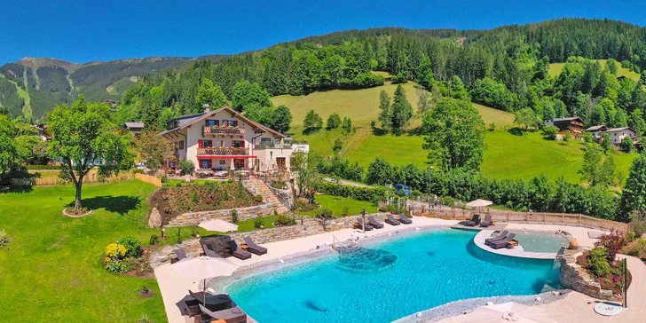 Boutique hotel v Zell am See: wellness s přírodním jezírkem, polopenze i karta výhod