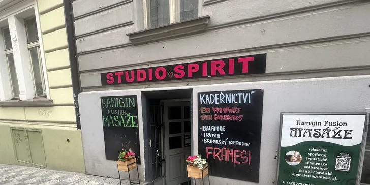 Masáž dle výběru či masážní rituál s peelingem a bylinnou koupelí nohou