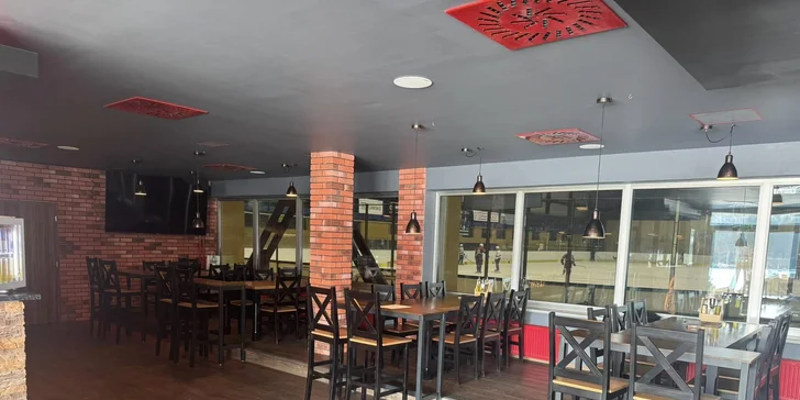 Masové prkno až pro 12 osob: uruguayský, argentinský i klokaní steak, vč. příloh a omáček