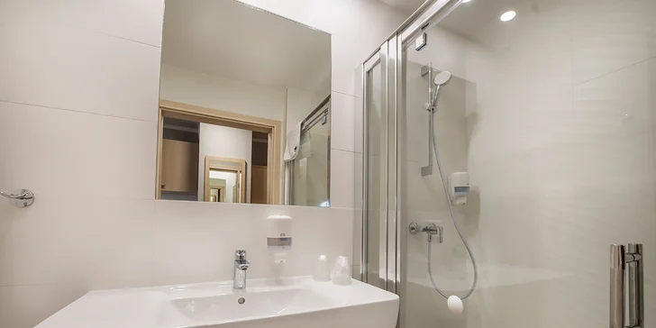 Historický hotel ve Svinoústí: elegantní interiéry, neomezený wellness a snídaně, polopenze či plná penze