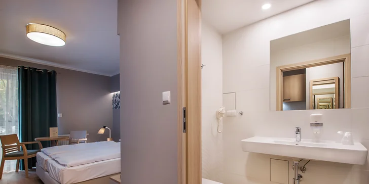 Historický hotel ve Svinoústí: elegantní interiéry, neomezený wellness a snídaně, polopenze či plná penze