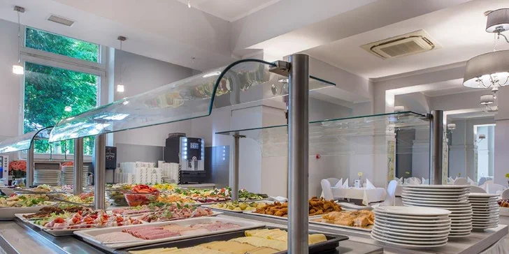 Historický hotel ve Svinoústí: elegantní interiéry, neomezený wellness a snídaně, polopenze či plná penze