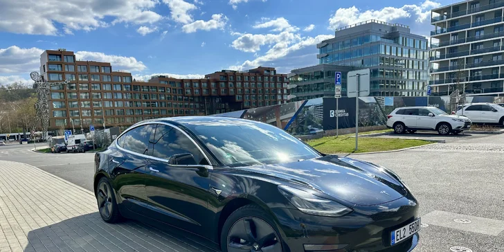 Až 120 min. řízení Tesly 3 Performance pro 1 či 2 osoby i s voucherem do restaurace