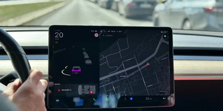 Až 120 min. řízení Tesly 3 Performance pro 1 či 2 osoby i s voucherem do restaurace