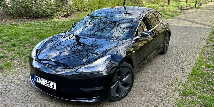 Až 120 min. řízení Tesly 3 Performance pro 1 či 2 osoby i s voucherem do restaurace