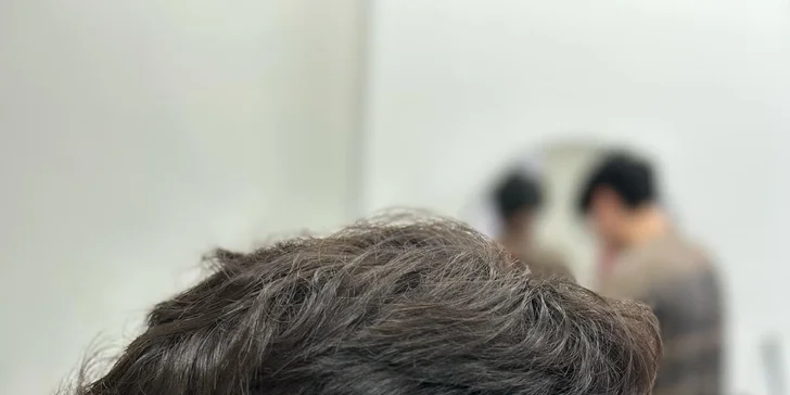 Pánský střih, vč. zarovnání kontur břitvou, i úprava vousů v dejvickém barbershopu
