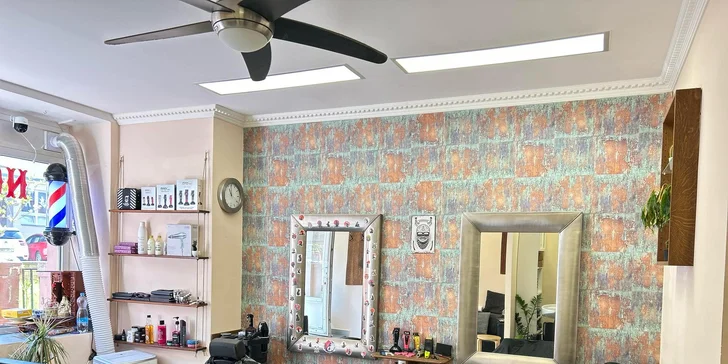 Pánský střih, vč. zarovnání kontur břitvou, i úprava vousů v dejvickém barbershopu